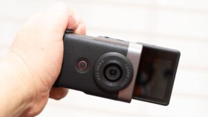 キヤノンが新型コンデジ「PowerShot V10」を発表！TikTok撮影にも最適な縦位置動画が簡単に撮れる！