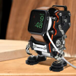 ガジェット満載の時計スタンドが登場！まるでロボットのようなカワイイ外観に大変身