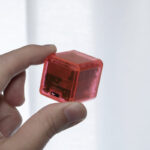 ファミマのクリアカラー急速充電器が大ヒット！90年代のトレンドが再び蘇る