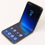 意外と安く買えるかも…？モトローラの「razr 40 ultra」閉じたままでも使いやすいスマホ！