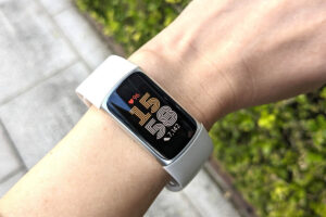 「Fitbit Charge 6」の魅力に迫る！物理ボタンが帰ってきて使いやすさもバッチリ！