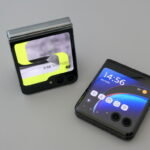 縦折りスマホ対決！「motorola」と「Galaxy」どっちが人気者か？