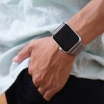 スマートウオッチの腕ひねり通過、ダサい？自動改札での姿勢が話題に