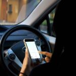 イヤホンでのスマホ通話も違反？運転中の注意点を知って安全を確保しよう