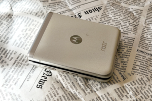 お手頃価格で購入した『motorola razr 40』のレビュー！折りたたみスマホの魅力を探る