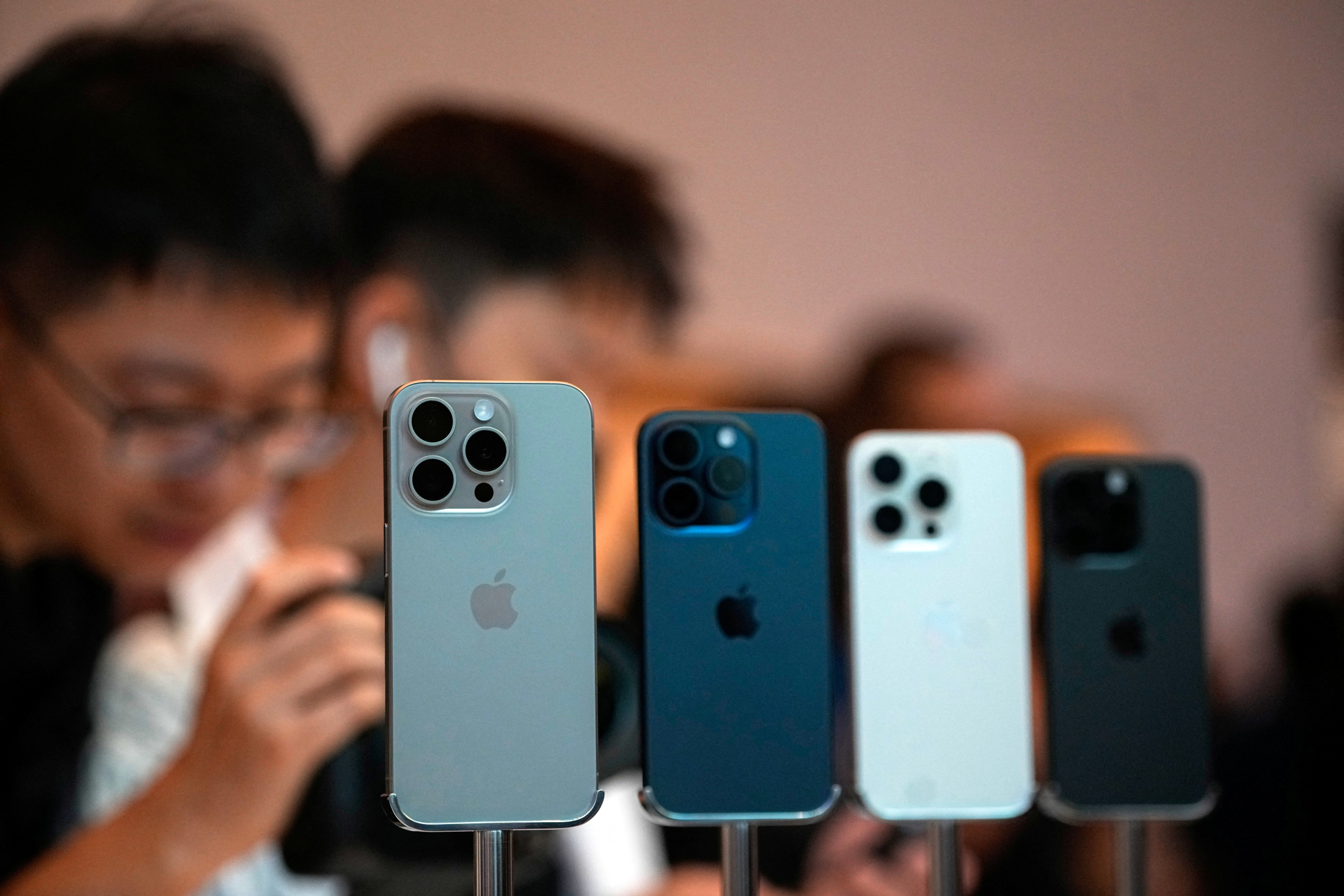 アップル、中国での競争激化を受けて「iPhone 15」の小売価格を異例の値下げ