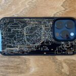 基板が圧倒的な存在感！電池不要で光るiPhoneケースが注目を集める