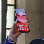 【スマホ】モトローラの革新的なデバイスに期待！スマホが腕時計に変形する未来とは