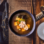 【困惑】UBIがアサクリシャドウズ弥助にインスパイアされた日本食レシピを公開してしまうwww